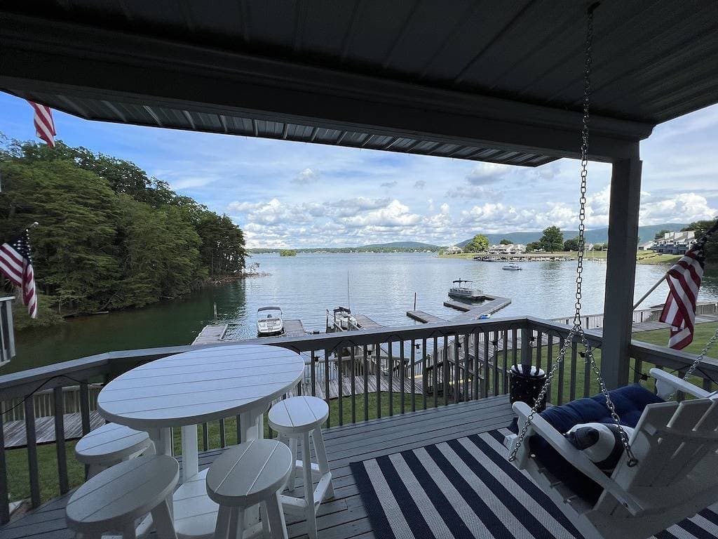 Foto 10 von 44: Charming Lakefront Condo at Bernard's Landing, only steps from the shore!