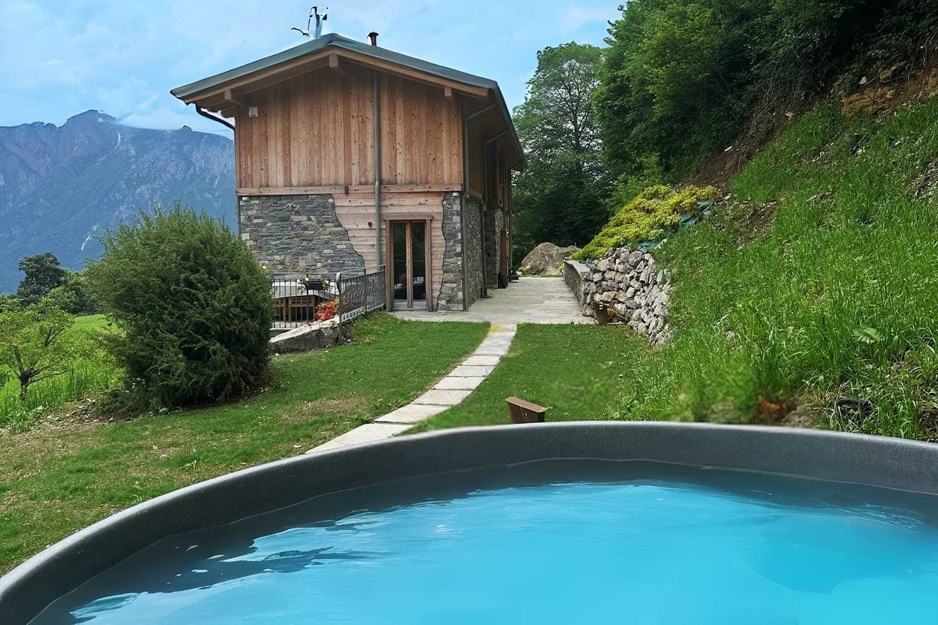 Foto 2 von 45: Apartment im luxuriösen Chalet „Baita Treeb Tramontana“ mit Seeblick & privater Terrasse in Civenna