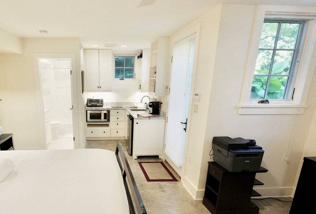Foto 4 von 11: New Luxe Studio Cleveland Park near Zoo