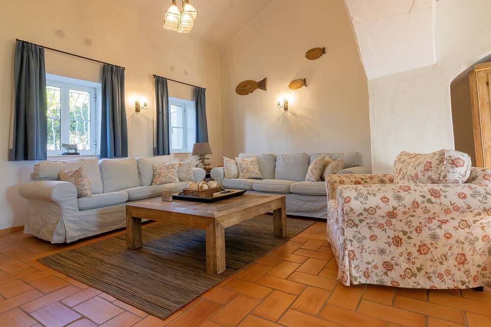 Foto 10 von 30: Ferienhaus mit großer Terrasse und großem Pool
