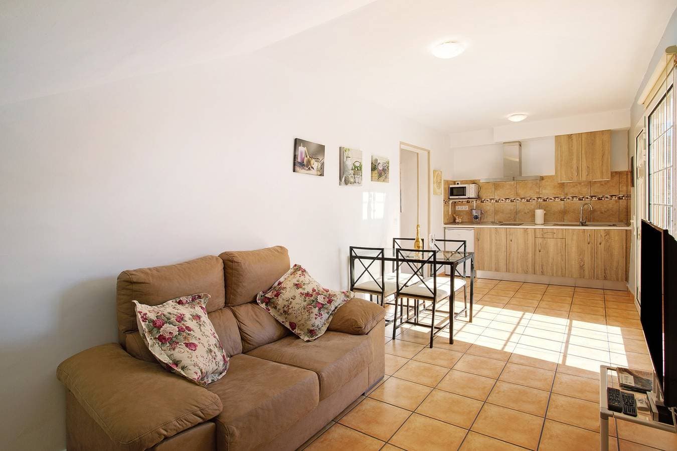 Foto 3 von 20: Ferienwohnung 'Montemar 1' mit Meerblick, Gemeinschaftspool und WLAN