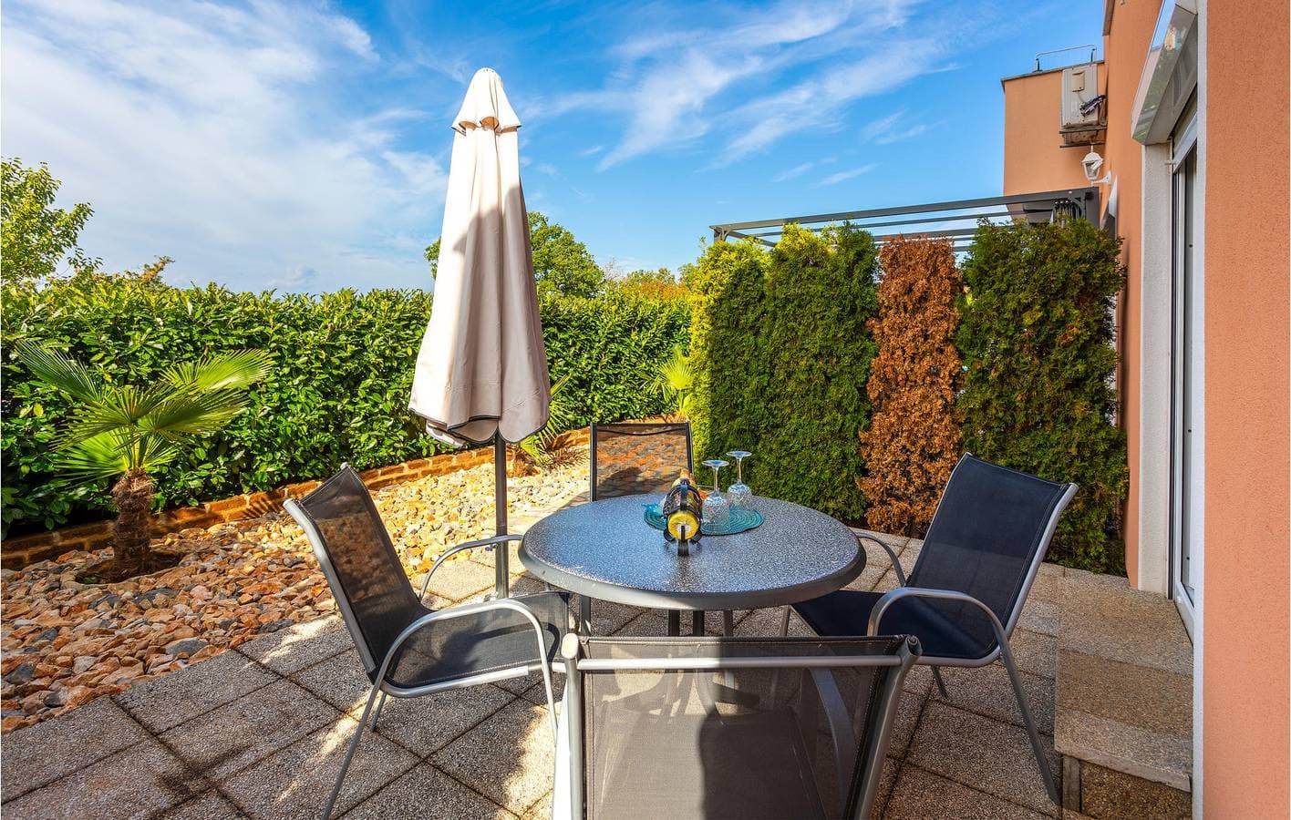 Foto 8 von 35: Gemütliche Ferienwohnung mit Pool in der Nähe eines FKK-Strandes – WLAN, Klimaanlage und Terrasse