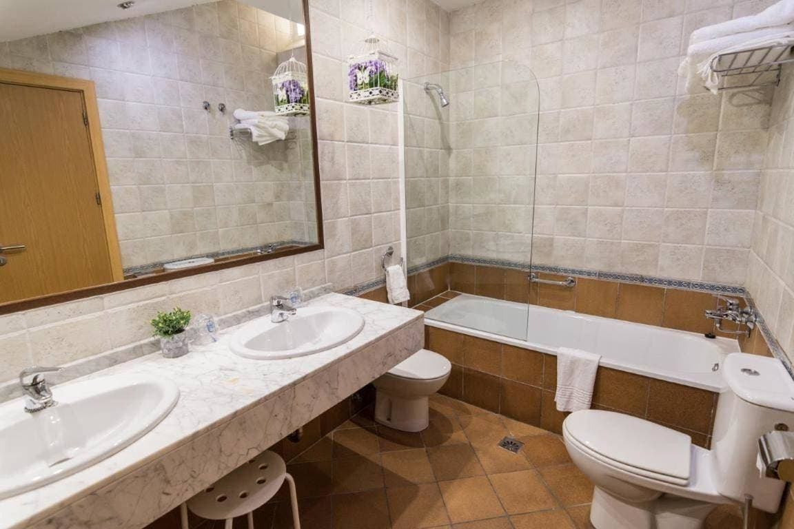 Foto 5 von 9: Twin Room with Private Bathroom