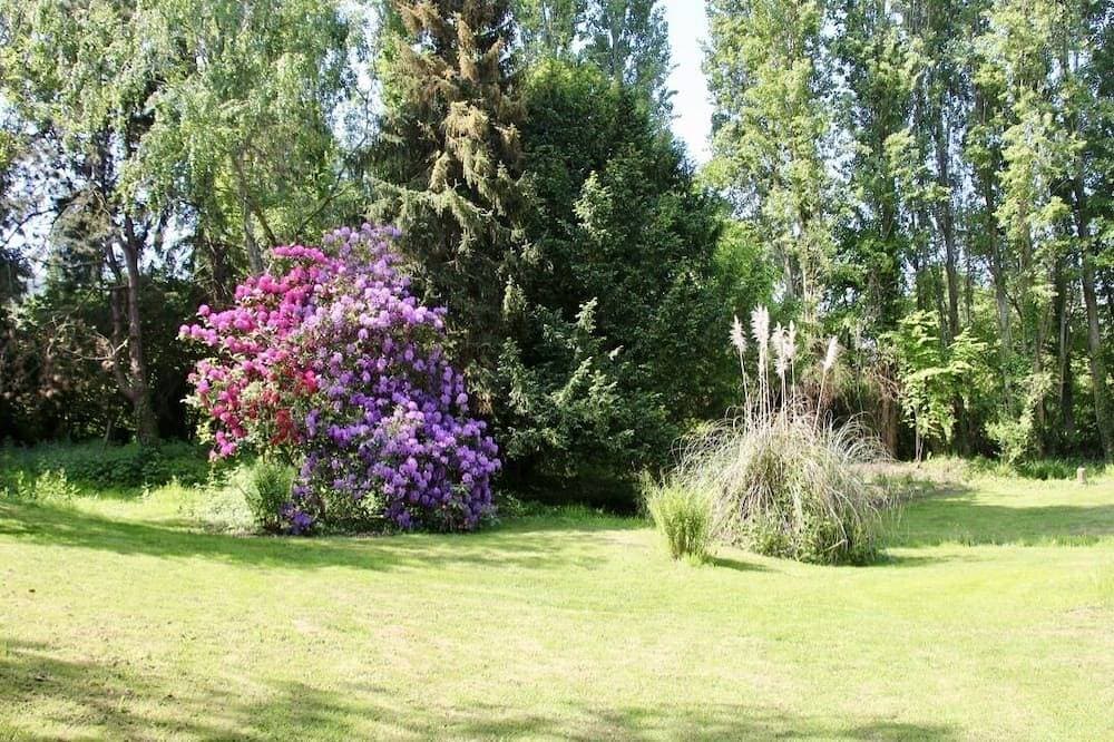 Foto 12 von 28: Der Turm von La Mare aux Loups zwischen Meer und Wald