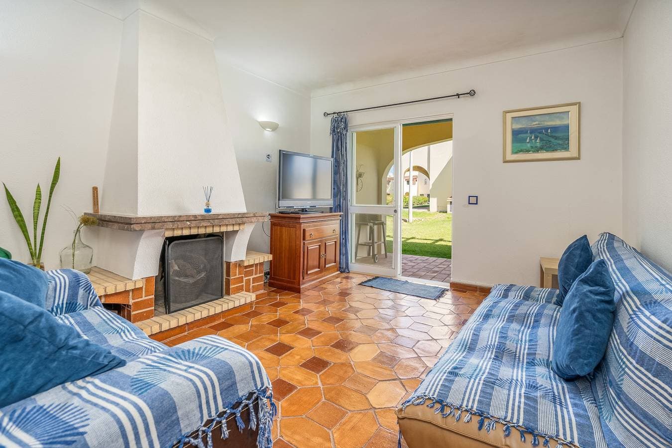 Foto 3 von 28: Ferienwohnung 'Casa verão Azul - Porches' mit Gemeinschaftspool, privater Terrasse und WLAN