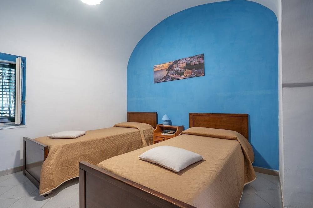 Foto 11 von 30: Die Mispel, Private newly-refurbished 3 bedroom apartment with large terrace, air-conditioning, outd...