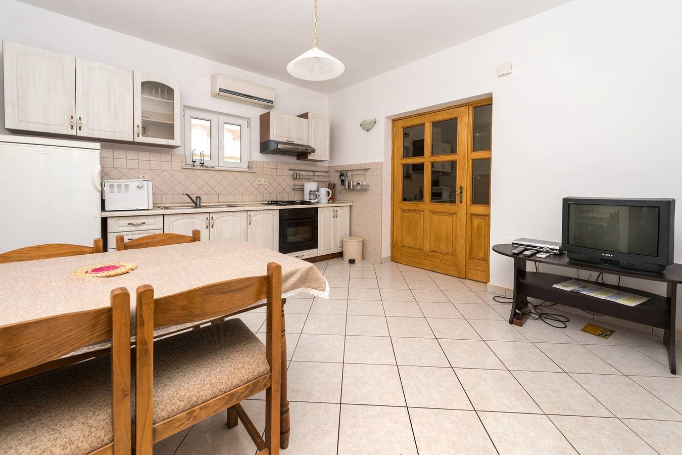 Foto 11 von 25: 2-Zimmer-Ferienwohnung mit Terrasse und Meerblick Grebastica, Sibenik -a