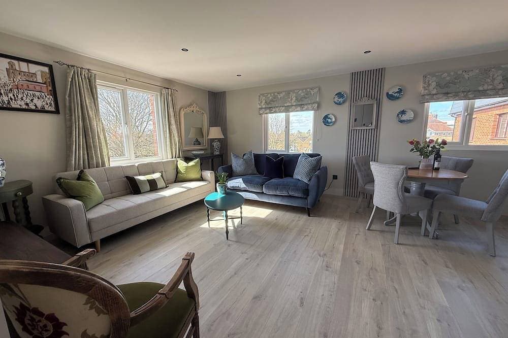 Foto 6 von 10: 10mins  drive from Terminal 5 & 35 mins train to London Waterloo