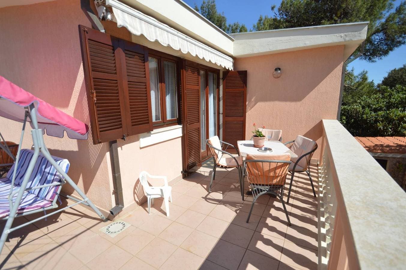 Foto 13 von 16: Apartment Franka 1, Wohnfläche 84 m2. Es verfügt über zwei Schlafzimmer, ein Badezimmer mit Badewanne, ein Wohnzimmer, ein Esszimmer und eine Küche. Das Apartment verfügt über eine große Terrasse und einen privaten Parkplatz.