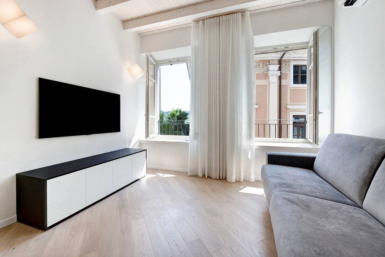 Foto 3 von 29: Ferienwohnung 'Flat 1' mit Seeblick, WLAN und Klimaanlage