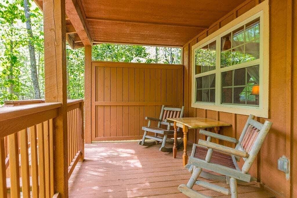 Foto 2 von 19: Romantischer Kurzurlaub Gemütliche Hütte | 1Br 1Ba | Whirlpool | Whirlpool | Haustierfreundlich