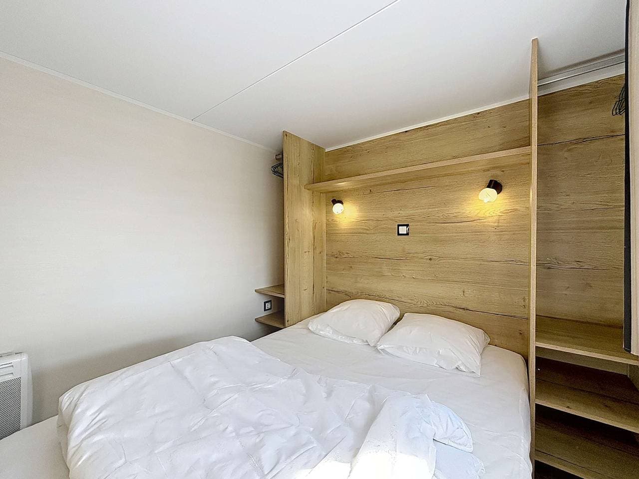 Foto 5 von 16: Holz-Tiny House mit Terrasse, Pool, WLAN, Haustiere erlaubt, Parkplatz - 200m vom Strand