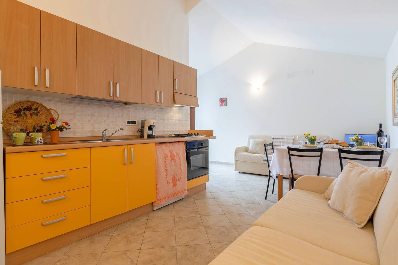 Foto 9 von 24: Ferienwohnung 'Le Residenze Di Anna' mit Meerblick, Gemeinschaftspool und Klimaanlage