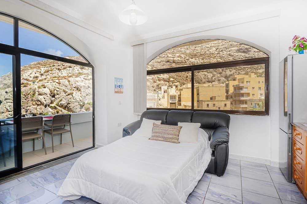 Foto 3 von 23: Brilliant Beachfront Apartment with Super Sunset views in Xlendi Bay, Gozo Malta