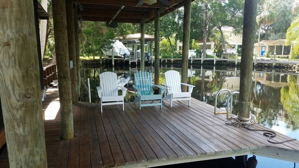 Foto 13 von 51: Alte Homosassa- Flusswasser-Vorderboot-Haus-Eismaschine-Tiefe-Bucht-Vier Kayaks
