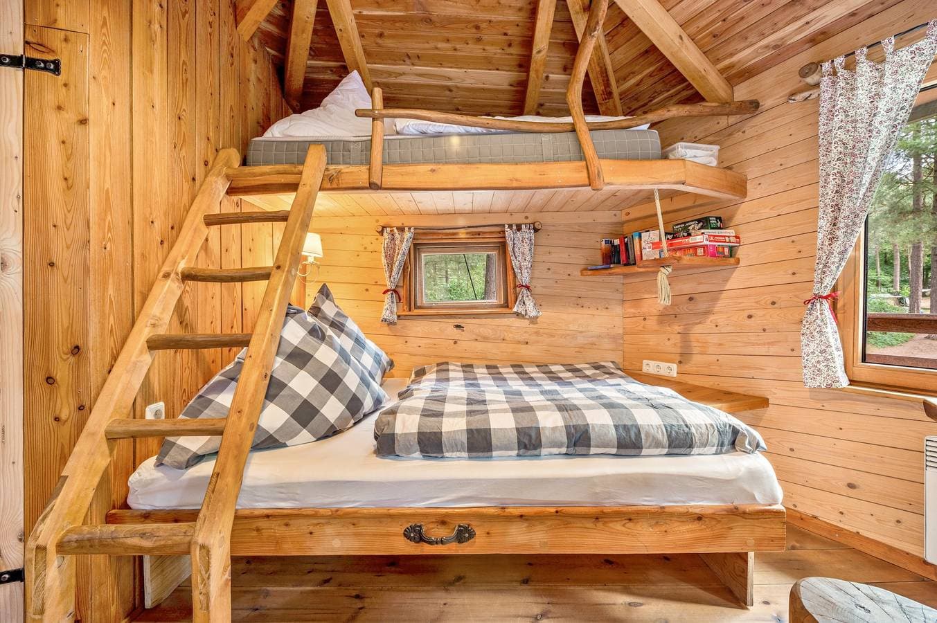 Foto 13 von 25: Ferienhaus 'Baumhaus Wernerwald' mit Balkon und WLAN
