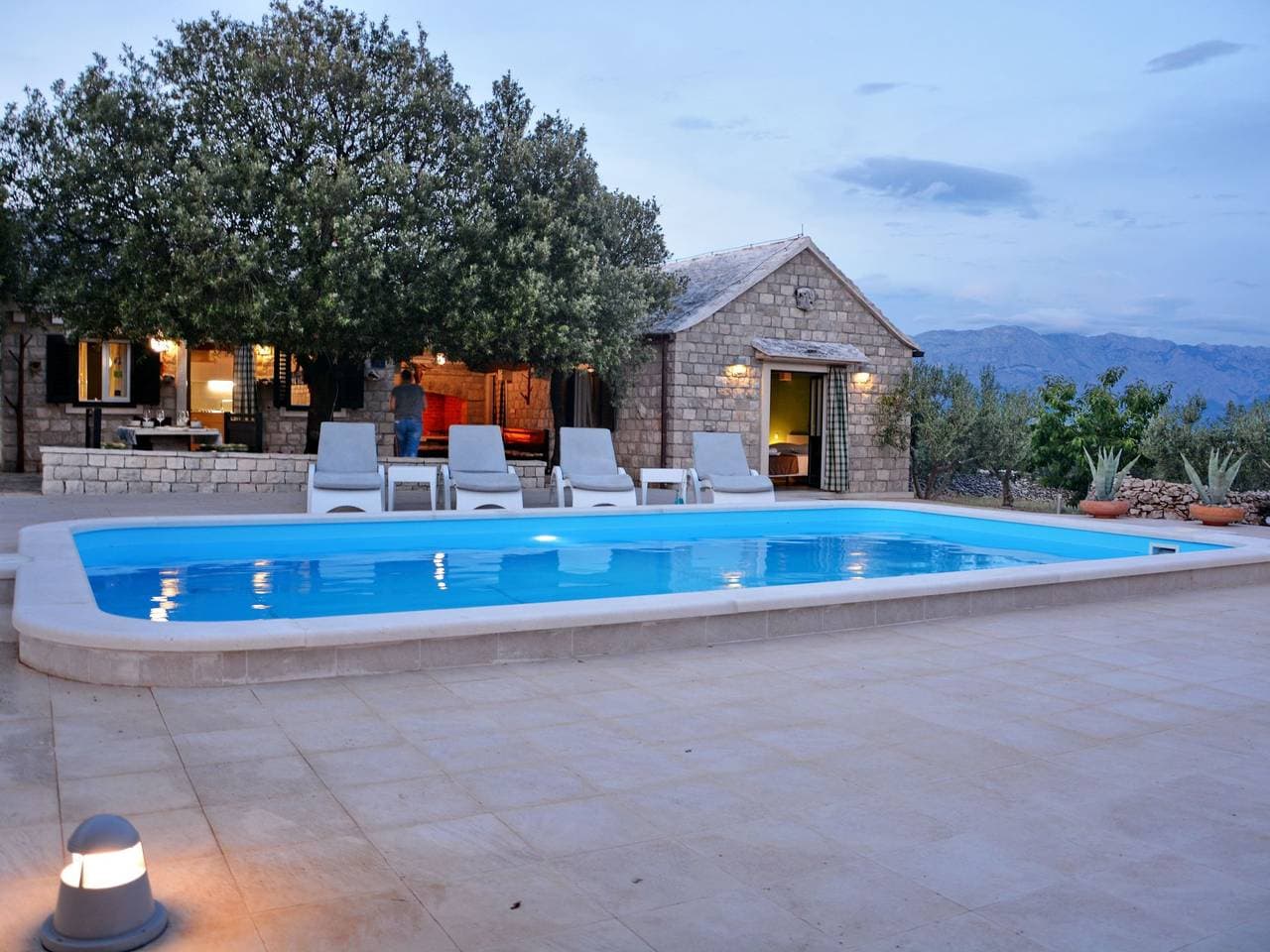 Foto 3 von 38: Mit Terrasse und Pool in herrlicher Naturlandschaft