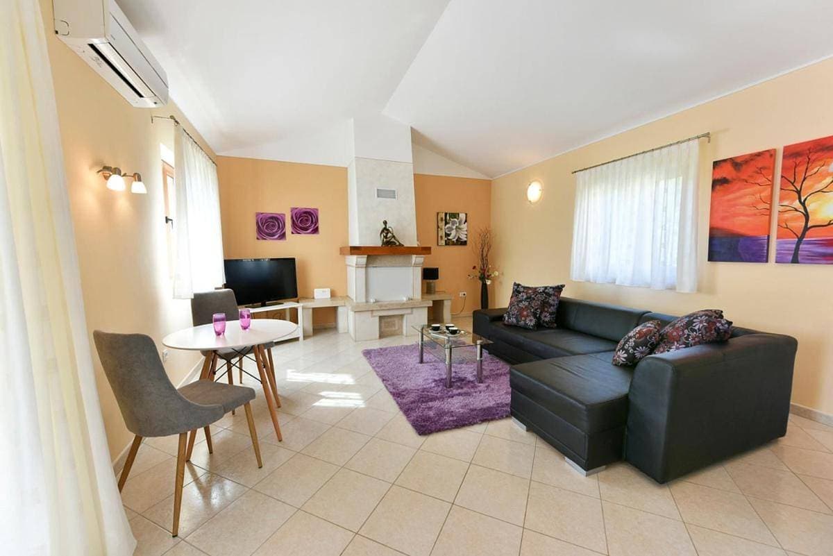Foto 9 von 18: Sveti Lovrec Pazenaticki Villa Sleeps 6 Pool WiFi
