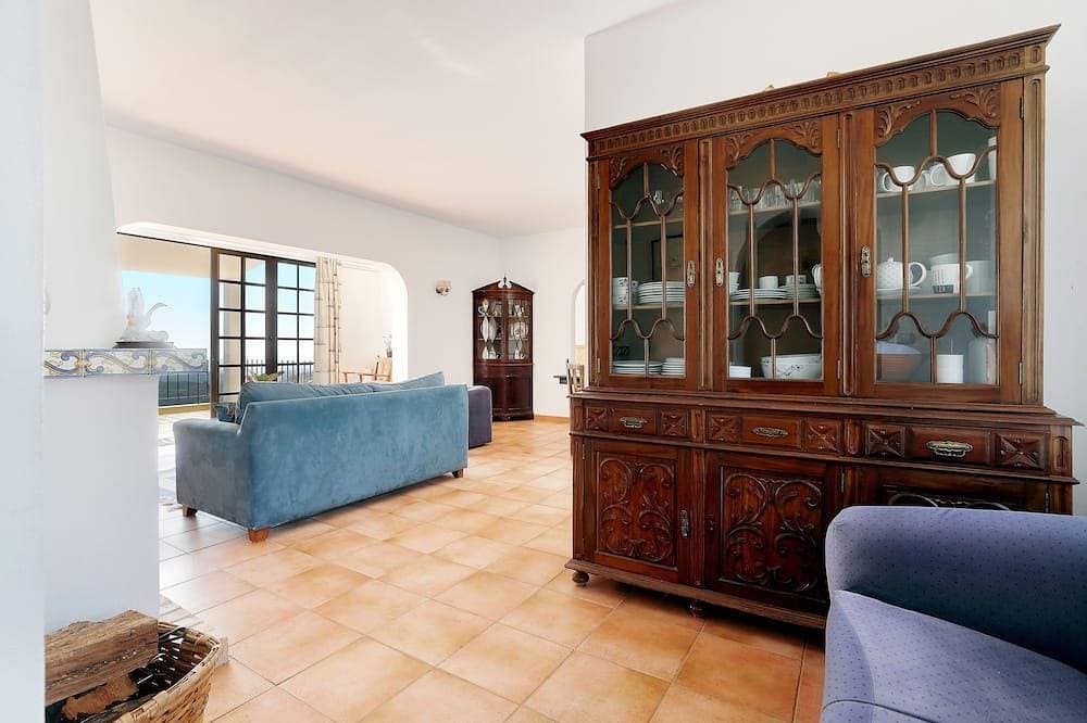 Foto 5 von 21: Bergseite Villa mit Blick auf die Küste, ideal zum Entspannen, komplett mit Pool.
