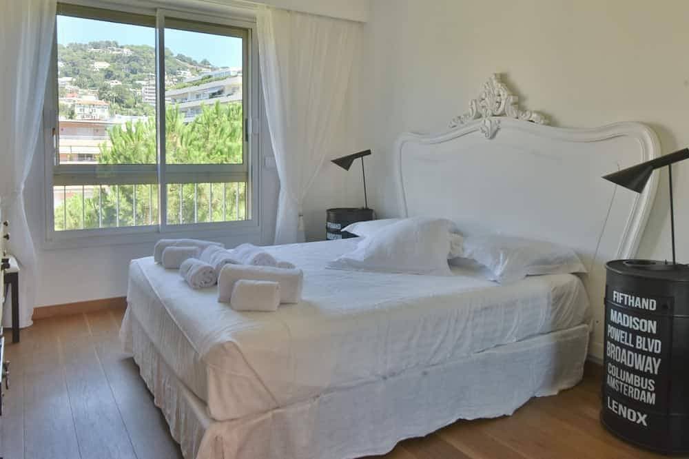 Foto 2 von 16: 1-Br Apartment, Sea View, Steps from Beaches