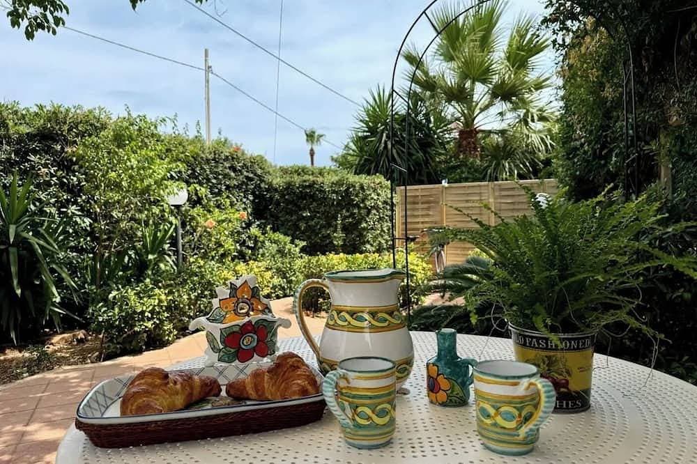 Villa Mia Carini, 150 meters from the sea and 5 km airport, beautiful vintage villa 1