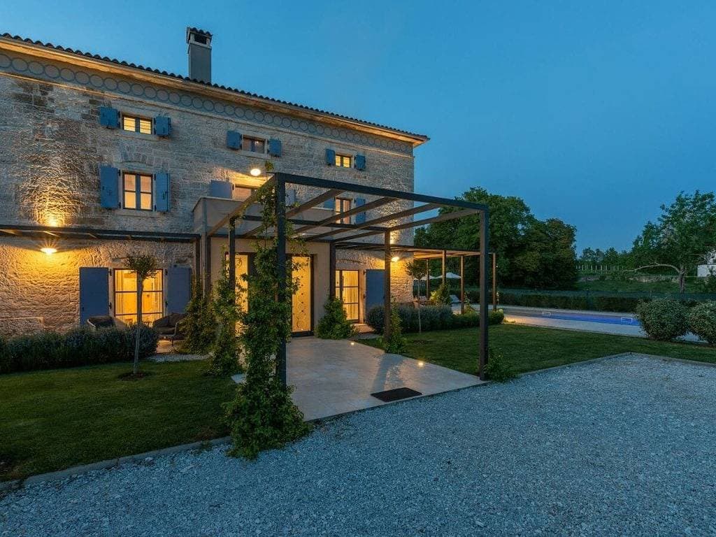 Foto 3 von 37: Villa in Brečevići mit Schwimmbecken