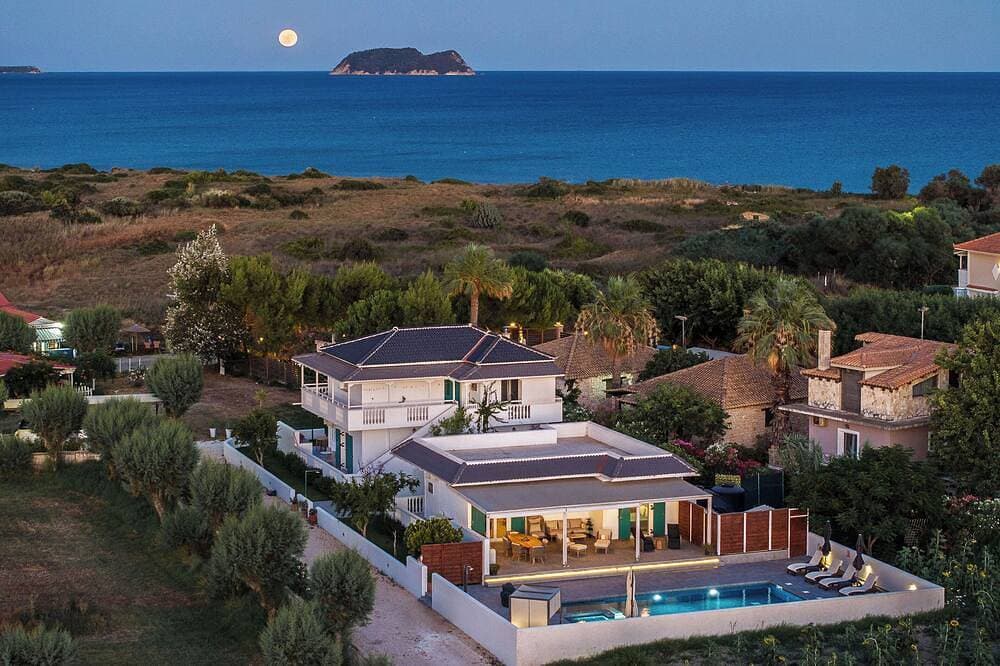 Foto 7 von 29: Tasos Villas - Nr. 2. Einzelvilla mit privatem, überdachtem Sitzbereich.