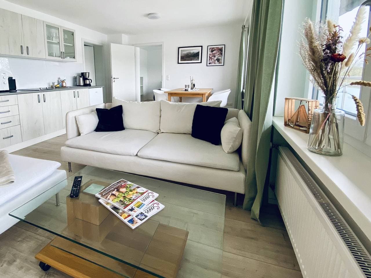 Foto 4 von 27: Das Bootshaus - Ferienwohnung Sundowner, 50 qm, 1 sep. Schlafzimmer mit Balkon