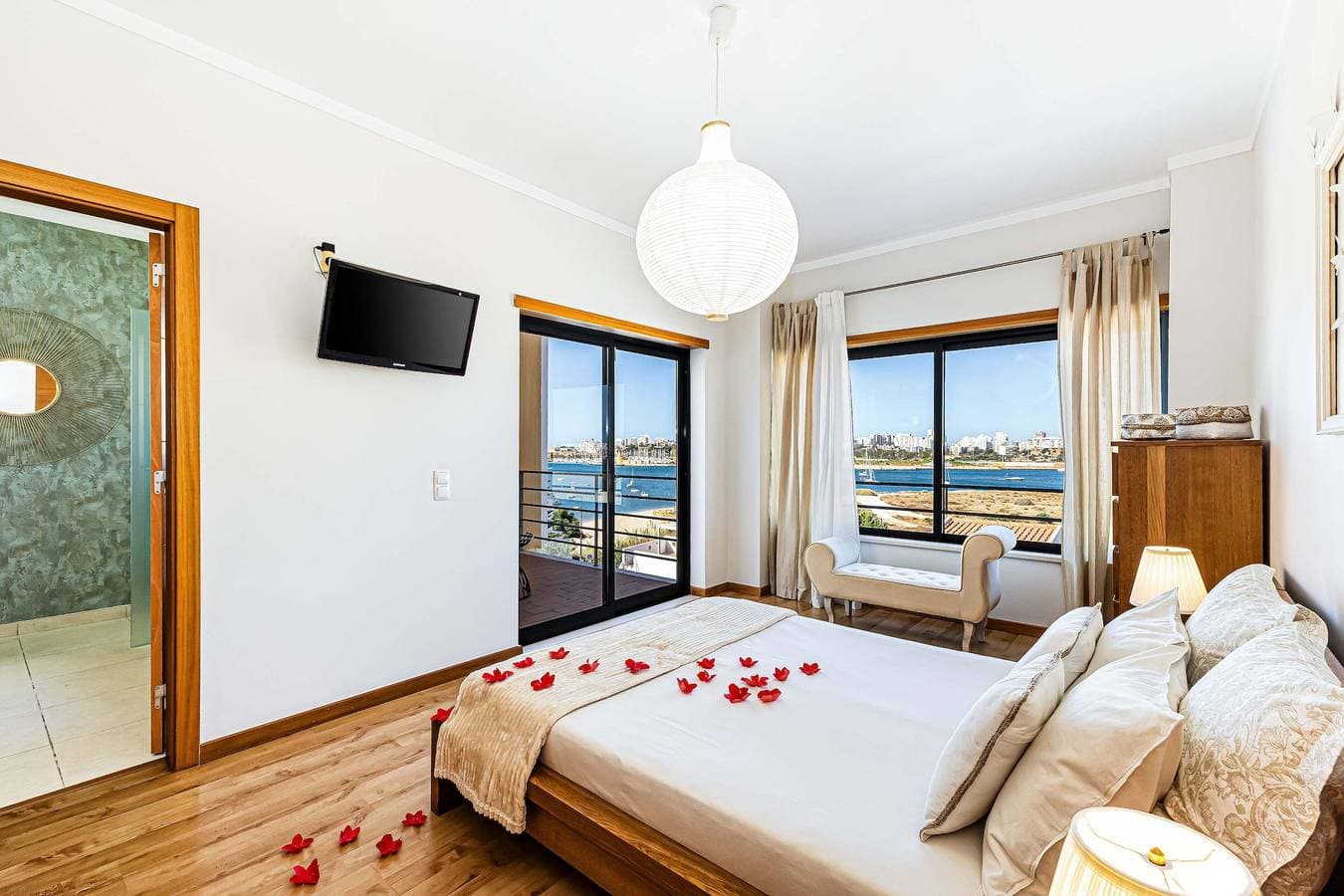 Foto 9 von 33: Ferienhaus für 8 Personen mit Pool