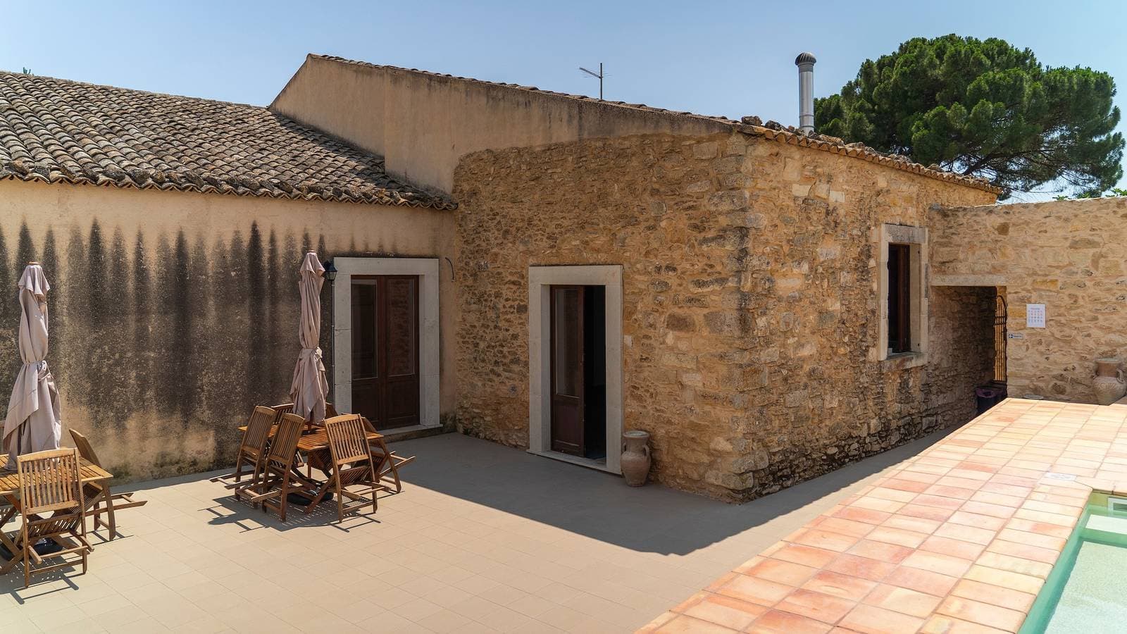 Foto 8 von 23: Zimmer 'Vigna Di Pettineo - N6' mit Gemeinschaftspool, privater Terrasse und Klimaanlage
