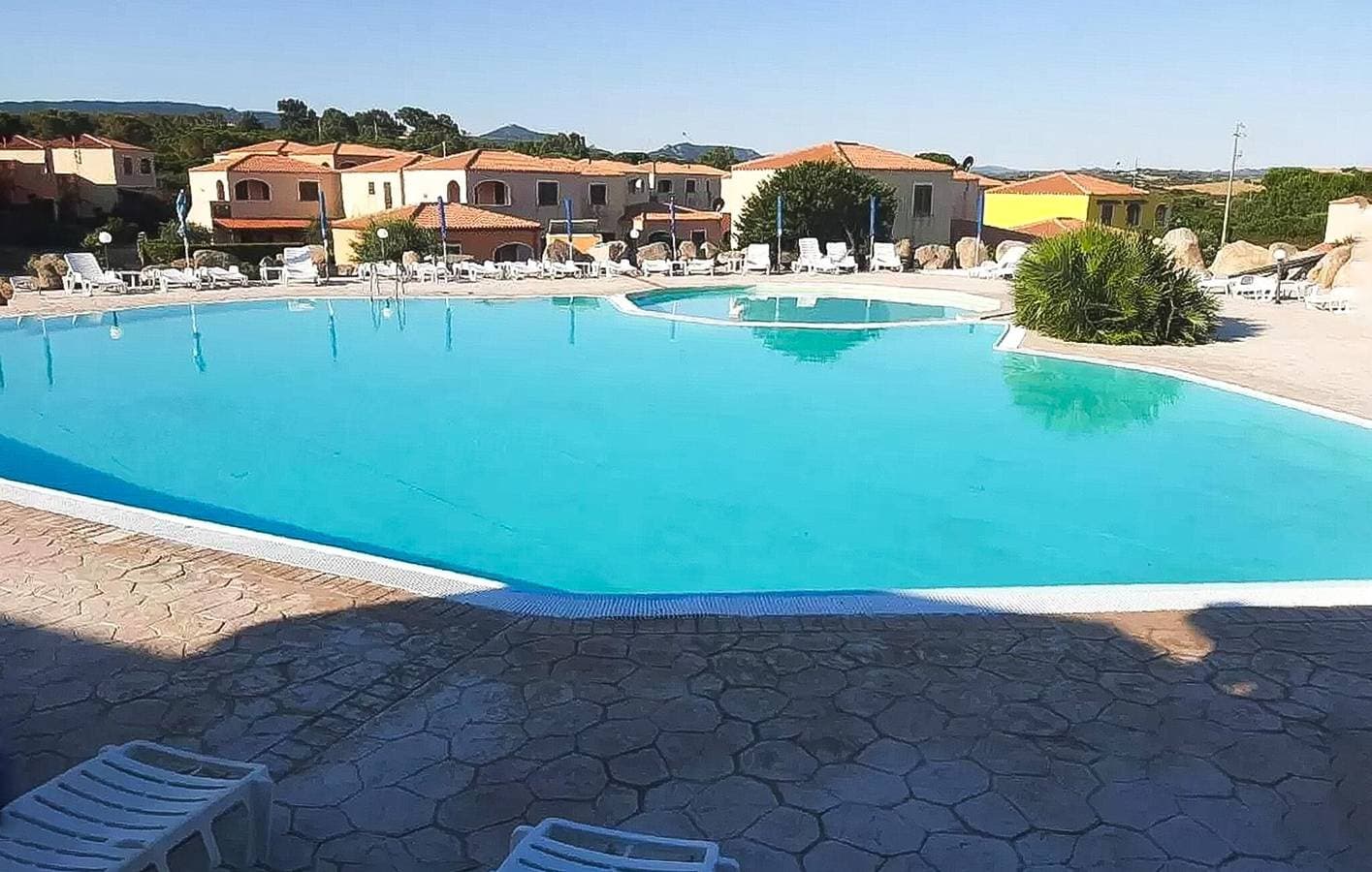 Foto 3 von 15: Charmantes Apartment mit Pool, WLAN und Küche – 2 km vom Strand entfernt!