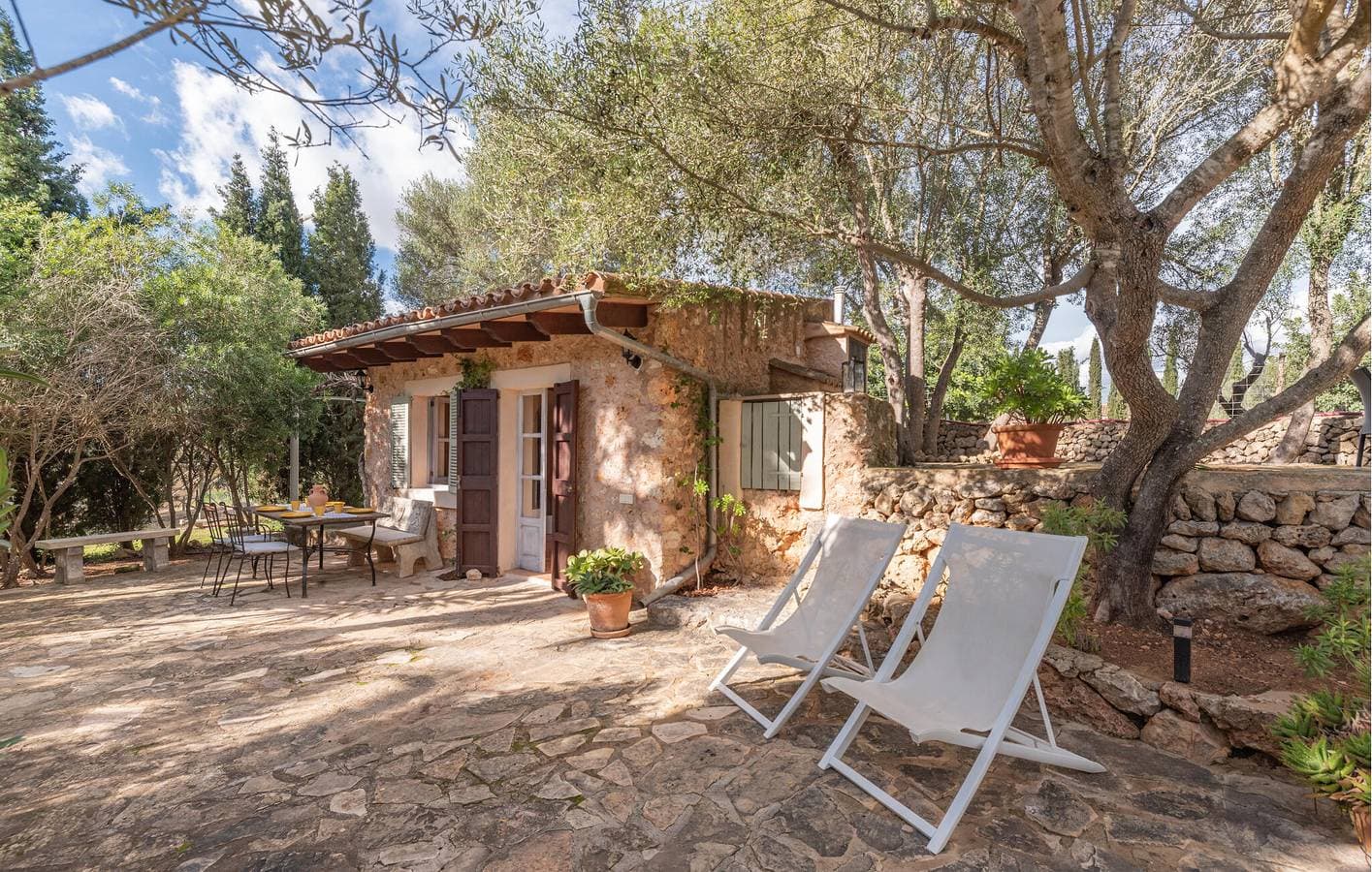 Jornets Terrassenwohnung mit Pool und Grill 1