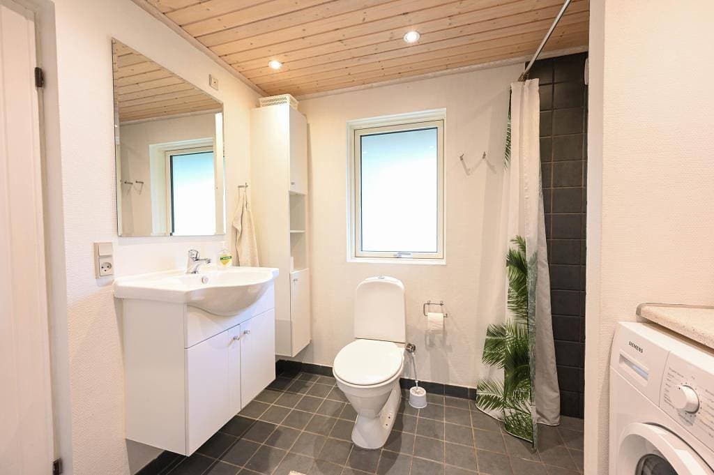 Foto 5 von 15: Gut geschützt liegendes Ferienhaus mit Reetdach und Sauna
