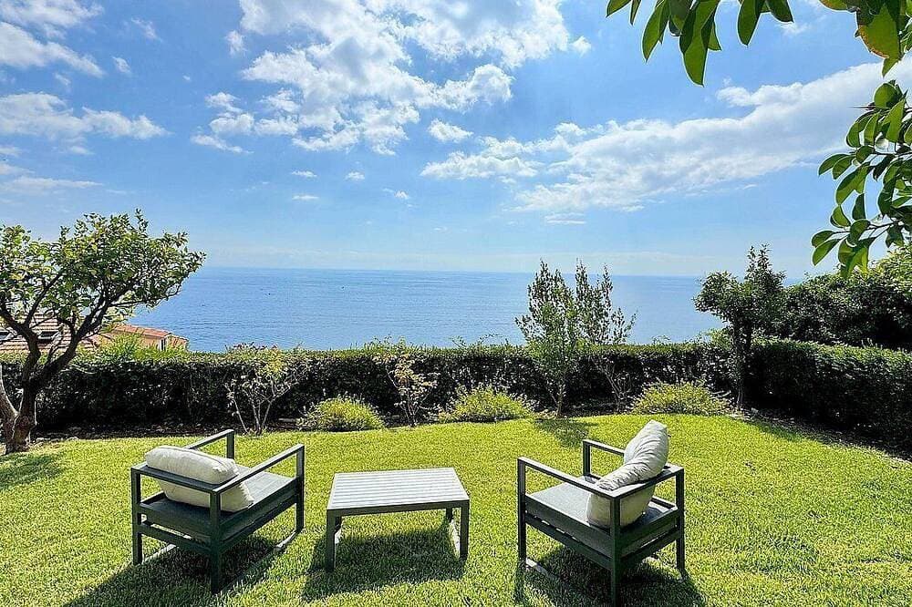 Villa Elidea E: A welcoming two-story cottage which faces the sun and the sea, with Free Wi-Fi. 1