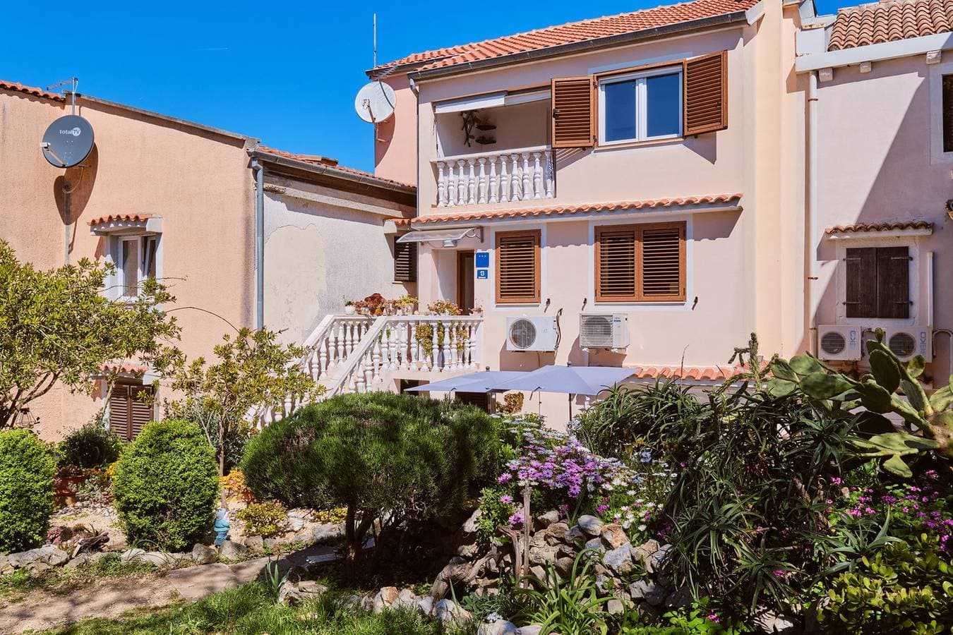 Foto 12 von 22: Das Apartment Jasmina 1 befindet sich in ruhiger Lage in Mali Lošinj. Es ist ideal für zwei Personen und besteht aus einem Schlafzimmer, einem Badezimmer, einem Wohnzimmer, einem Esszimmer und einer Küche. Es verfügt außerdem über eine Terrasse und einen Parkplatz vor dem Gebäude.