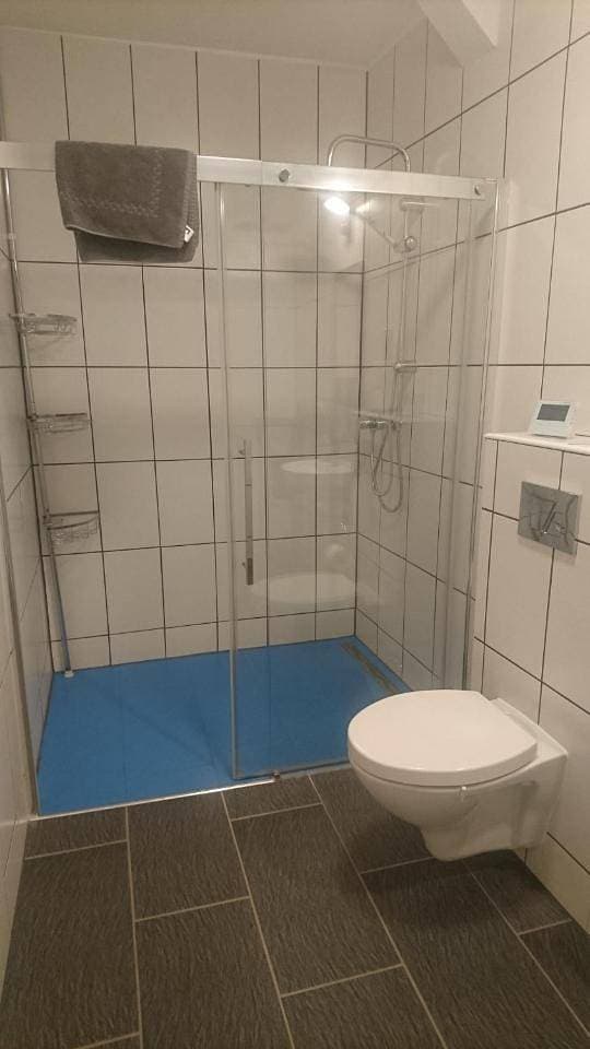 Foto 6 von 10: Family Room with Bathroom