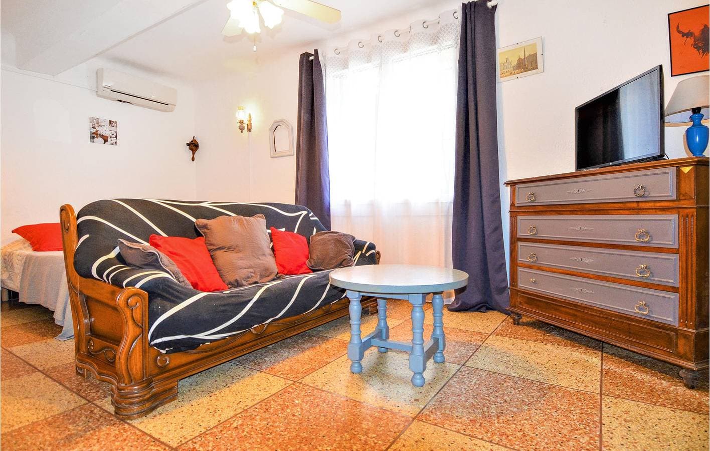 Foto 3 von 22: Gemütliche, gut ausgestattete Wohnung mit AC und Parkplatz