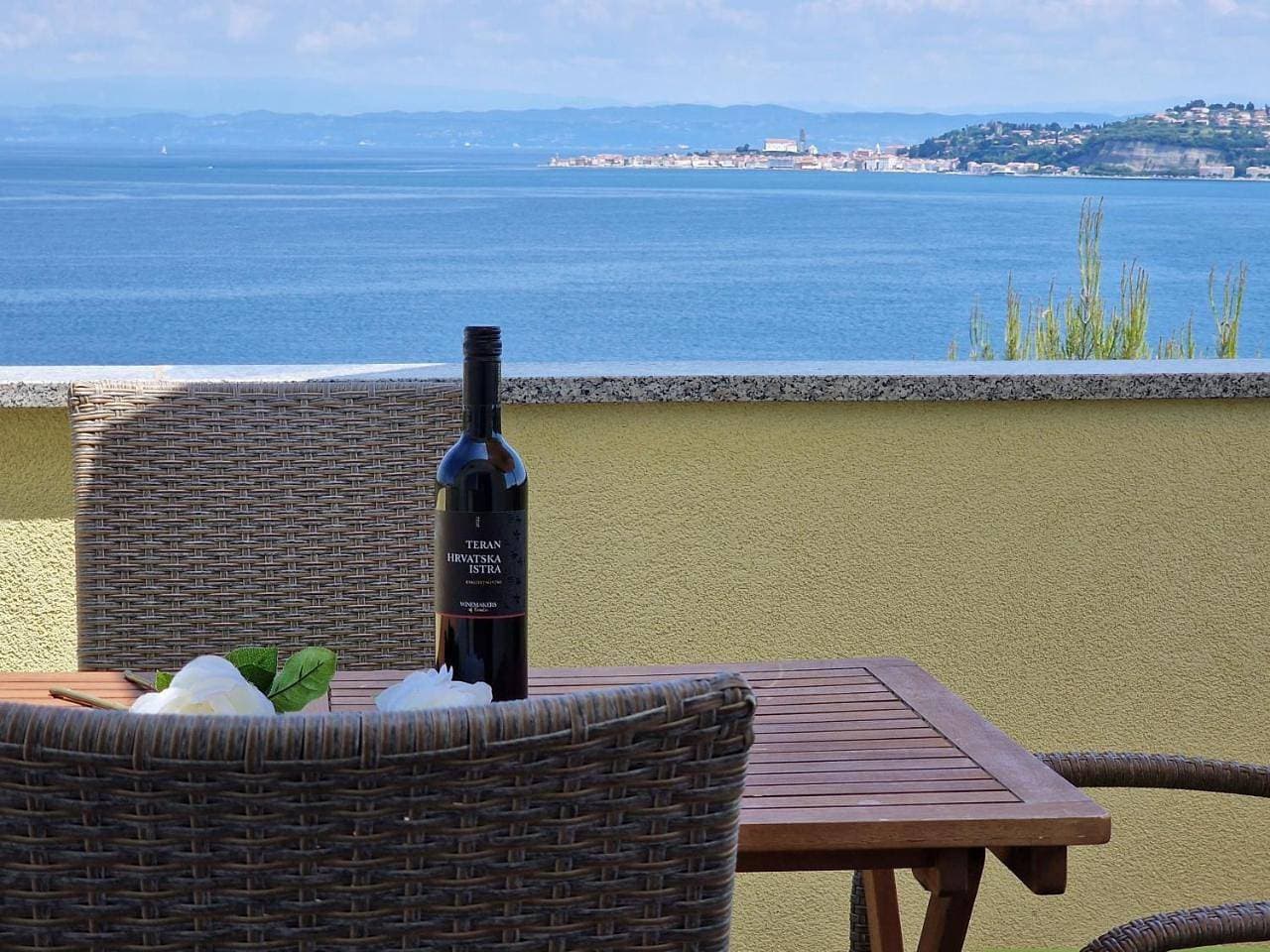 Foto 10 von 25: Two-Bedroom Apartment with Balcony and Sea View