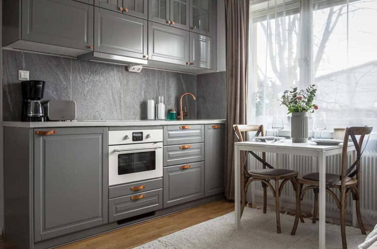 Bright Studio Apartment - 20 Min to City 1