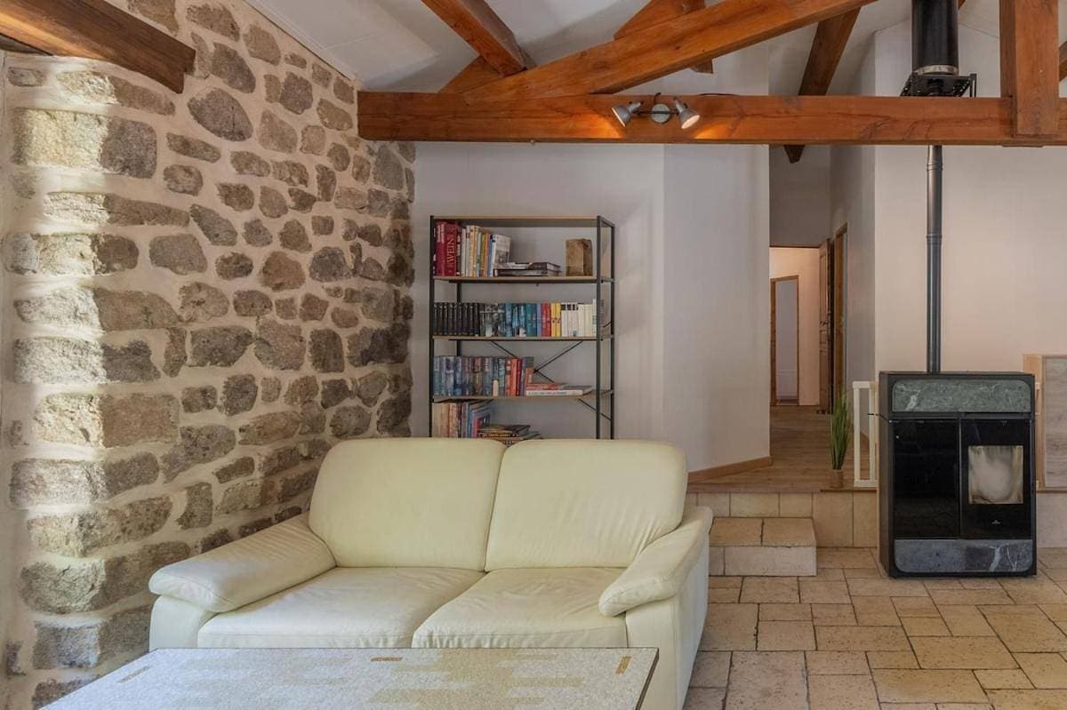 Foto 4 von 28: Six-Bedroom House