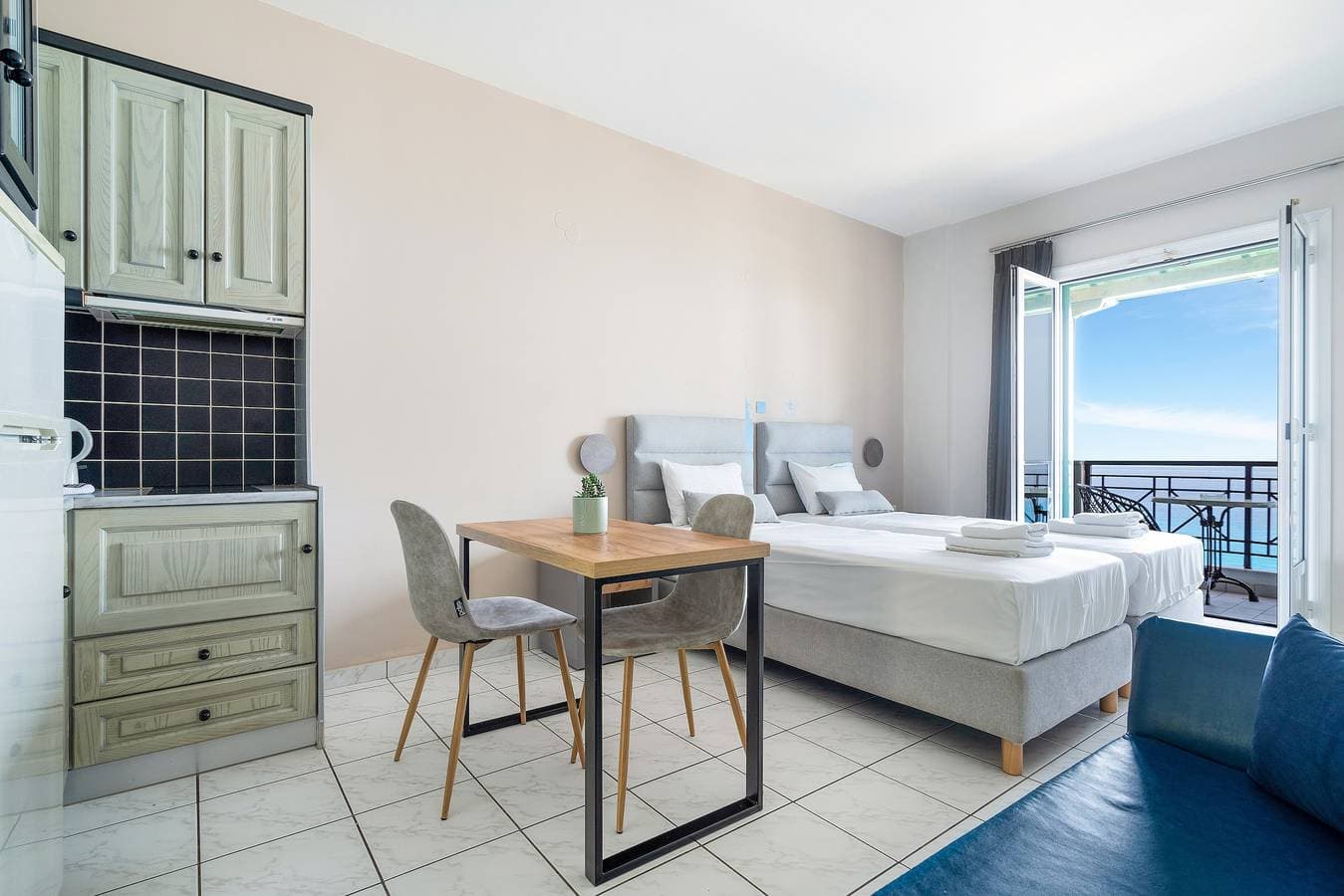 Foto 4 von 30: Ferienwohnung in einem Hotel 'Sunset Premium Studio 5' mit Meerblick, Gemeinschaftspool und WLAN