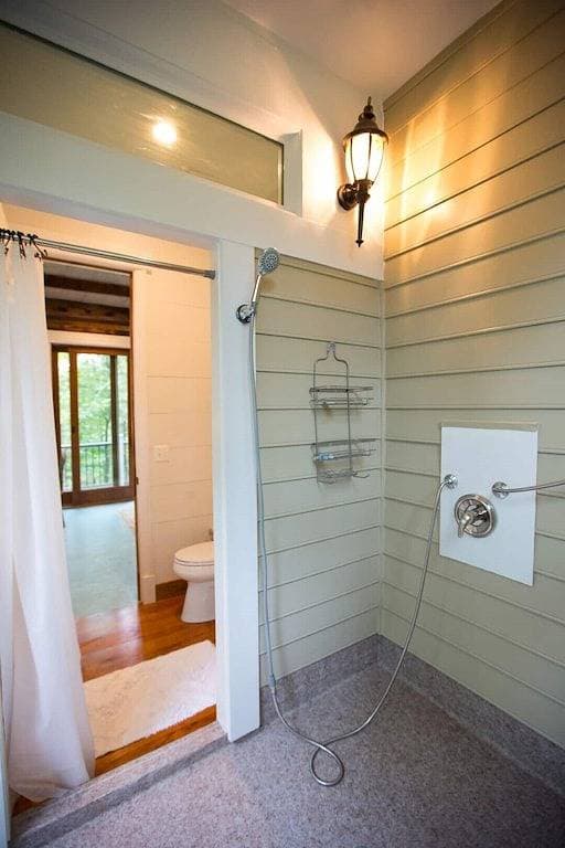 Foto 2 von 19: Tranquil Treehouse Cottage, King Bed, River View