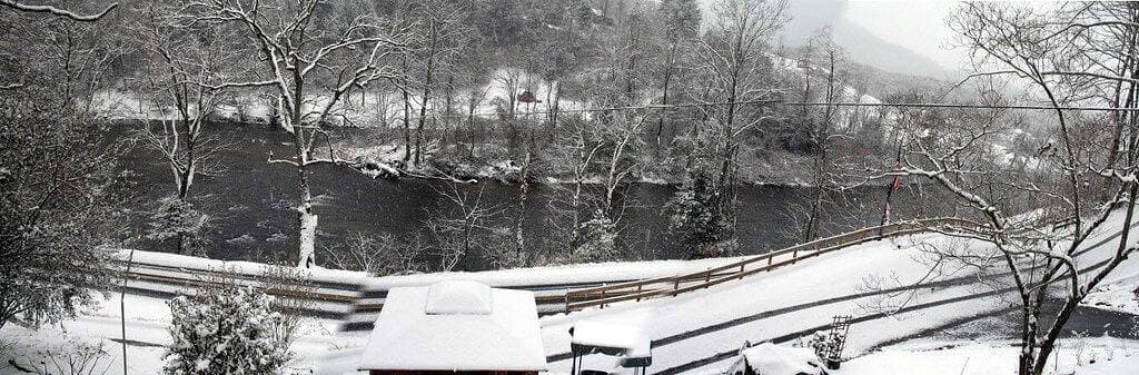 Foto 8 von 43: Gemütliche Hütte mit Blick auf Tuckaseegee Flusses Sylva, Nc 28779