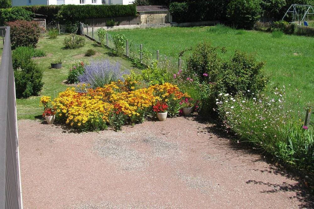 Foto 11 von 25: Im Perigord Noir Le Bugue Villa \"eingestuftes 3 ***\" in einem zur Schau getragenen und geblühten Garten.