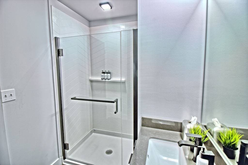Foto 4 von 17: Chic Ultramodern Minimalist Studio Loft + Patio