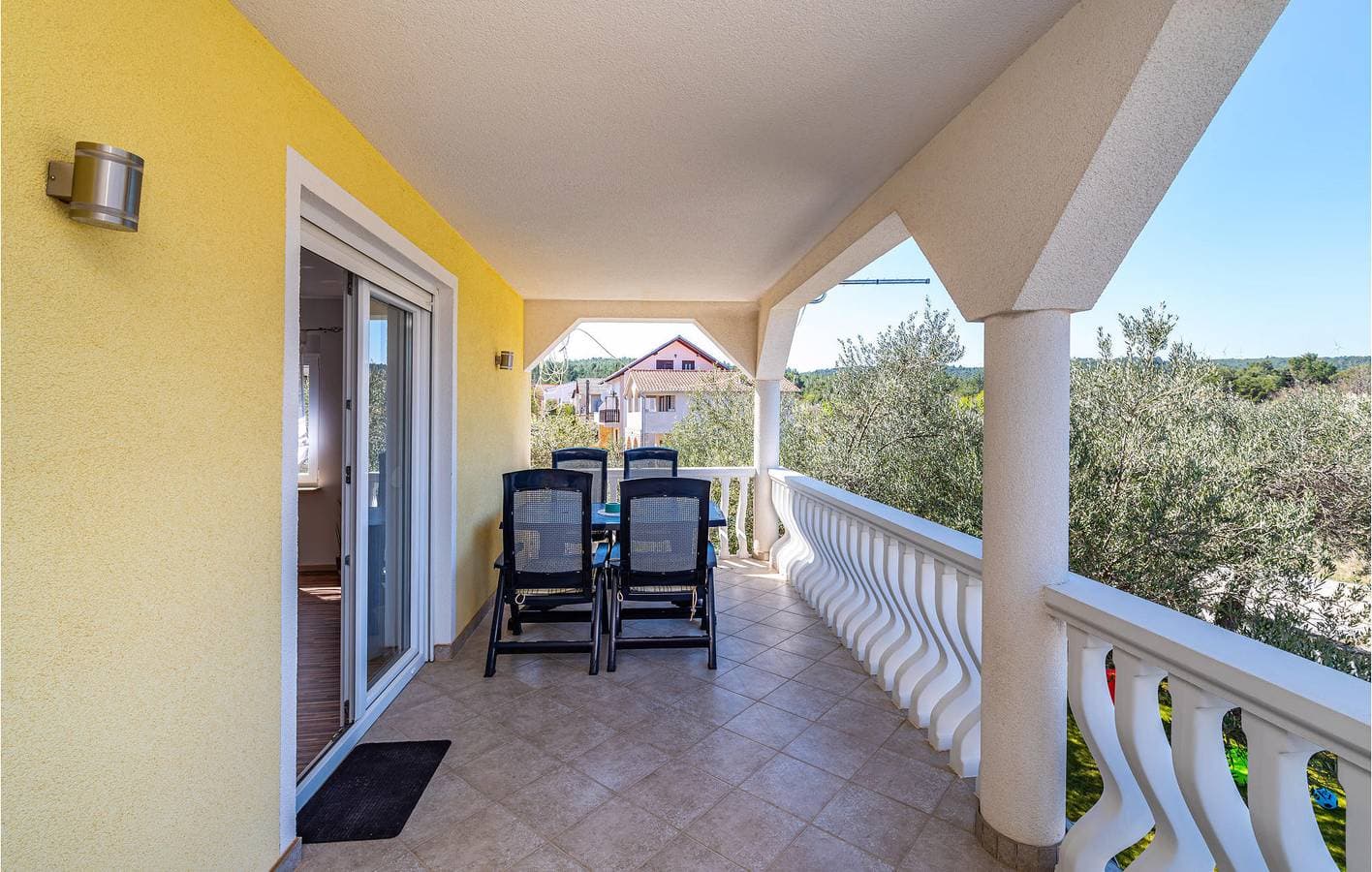 Foto 8 von 32: Gemütliche 75 m² große Wohnung mit Pool, Terrasse und nur 400 m von der Küste entfernt