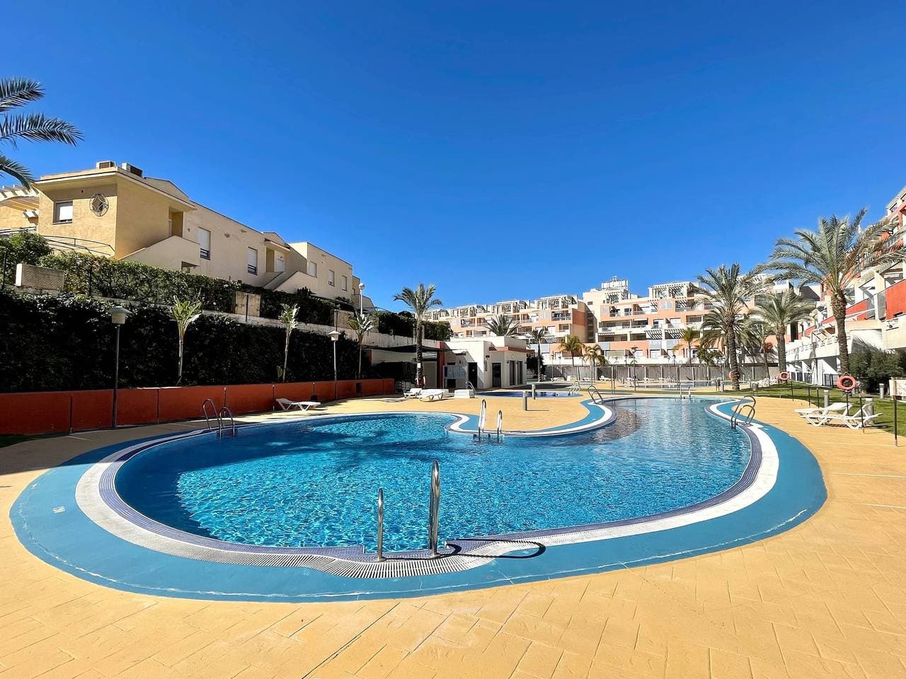 Foto 2 von 40: Apartment near beach with pools in Spain