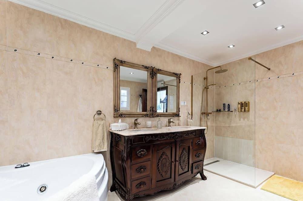 Foto 10 von 30: Luxury 3Br Villa by Alhaurín Golf w/ Heated Pool