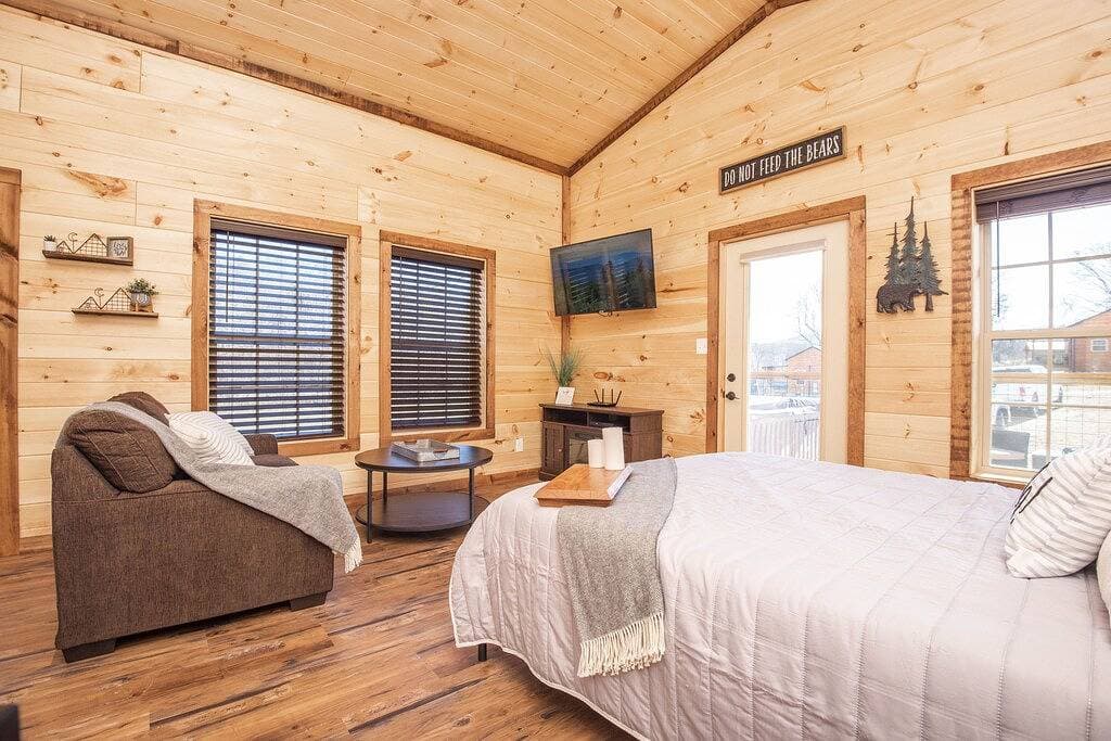 Foto 13 von 35: ⛰Romantic Tiny Home - Wi-Fi & Hot Tub & Fire Pit