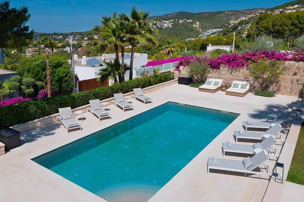 Luxurious and Modern 7 Bedroom Property in Portals 1